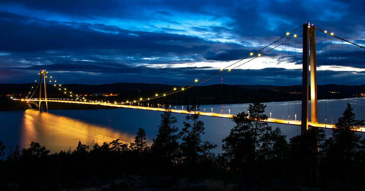 Högakustenbron liggande bild i blå timmen