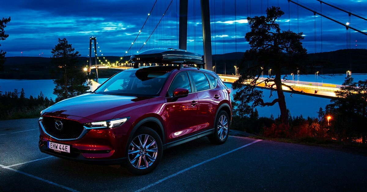 Mazda CX-5 framför Högakustenbron