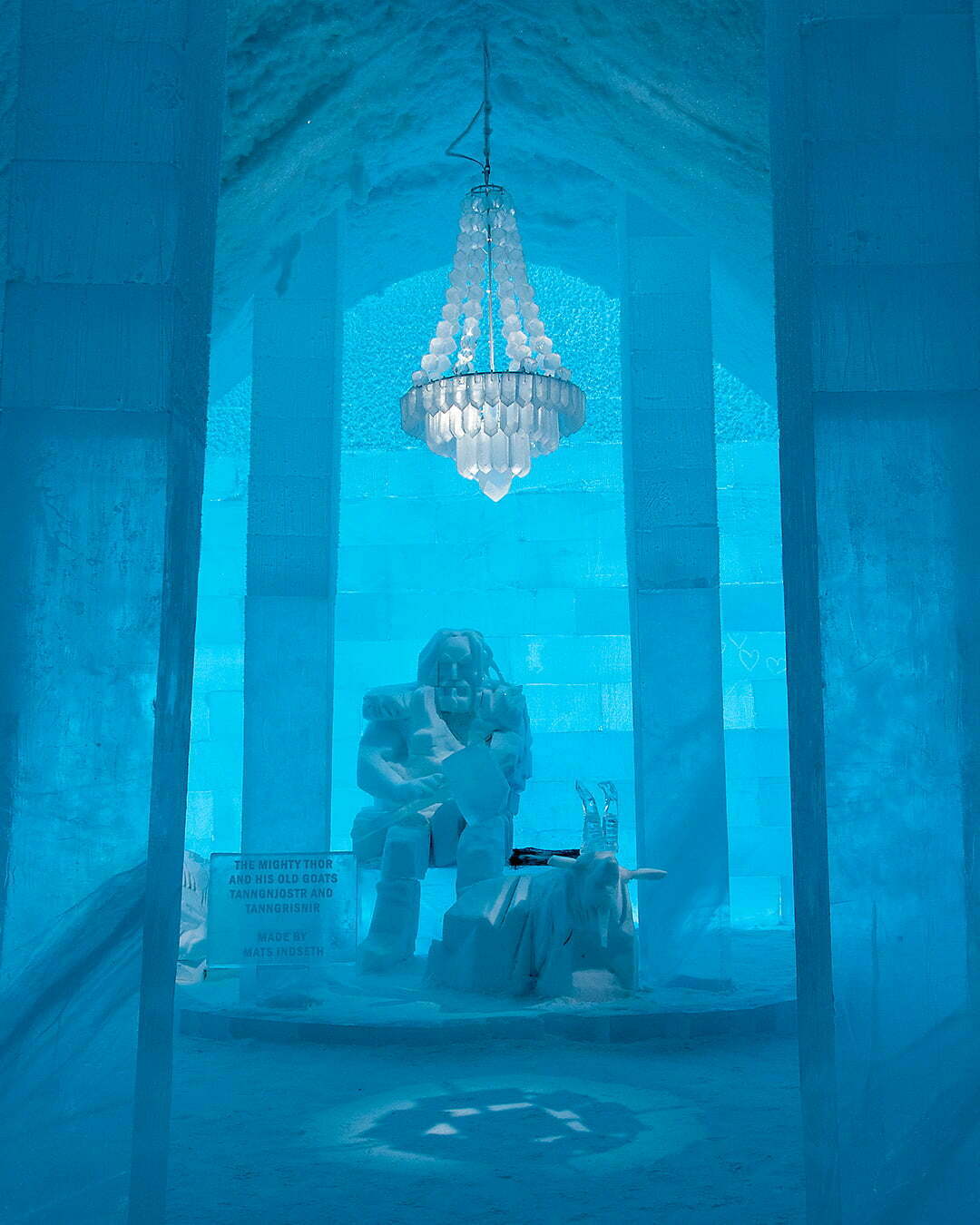 Icehotel Jukkasjärvi isskulptur Mighty Thor