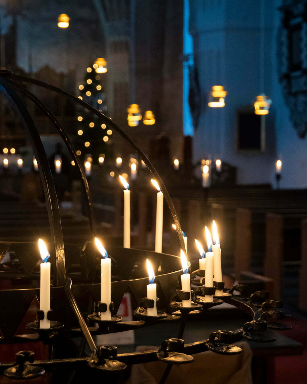 Julmarknad i Gammelstad kyrkstad tänd ett ljus i kyrkan