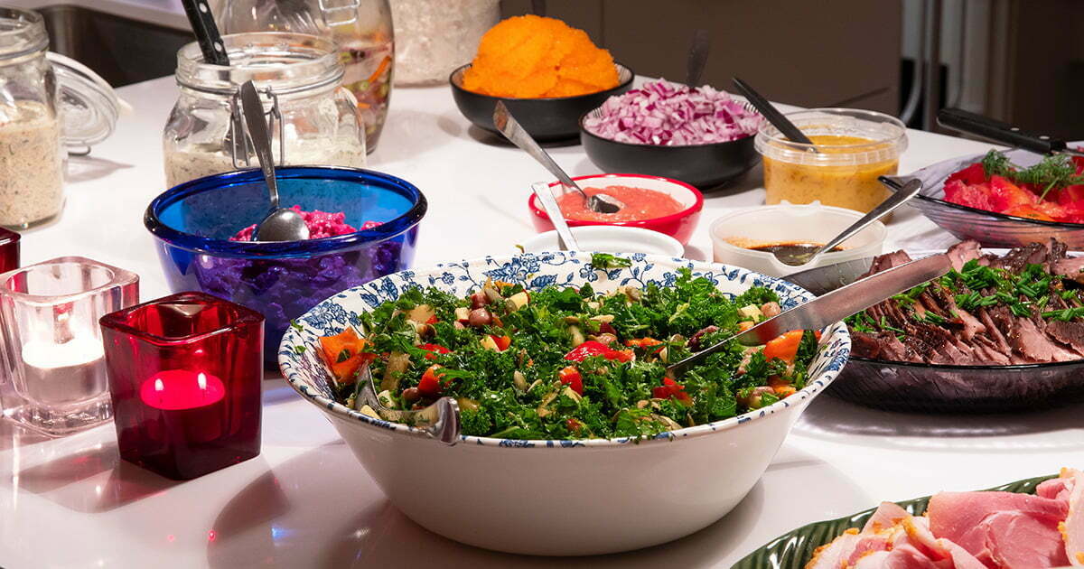 Julbord hemma med sallad och kallskuret