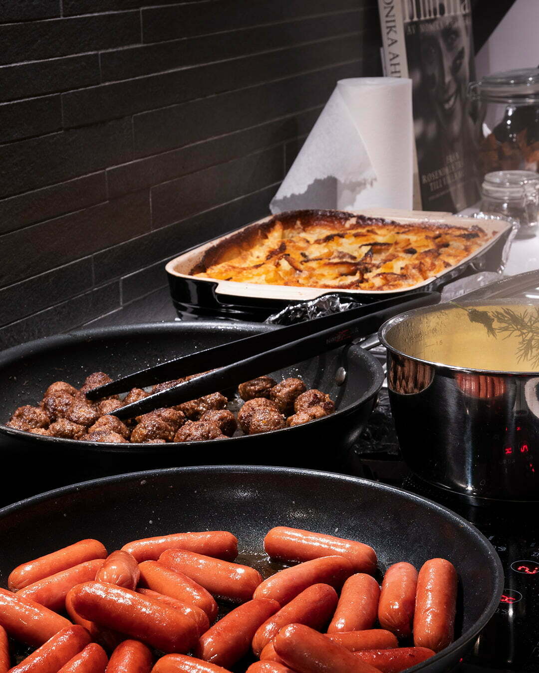 Julmat hemma på spisen köttbullar prinskorv potatis och Jansons frestelse