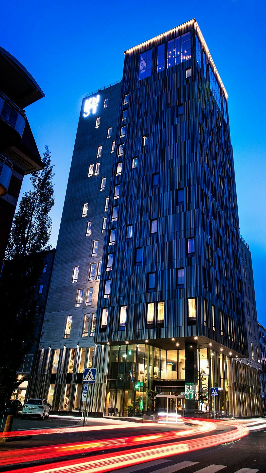 Kust hotell spa i skymningen en höstkväll