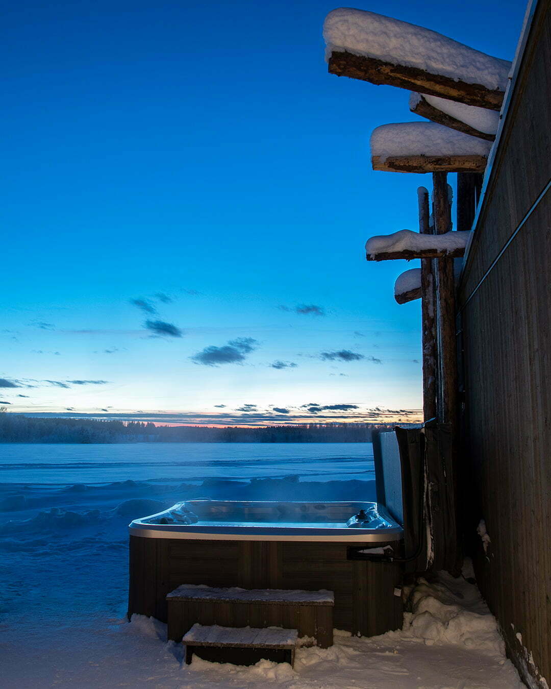 Arctic Bath jacuzzi utespa vid Luleå älv