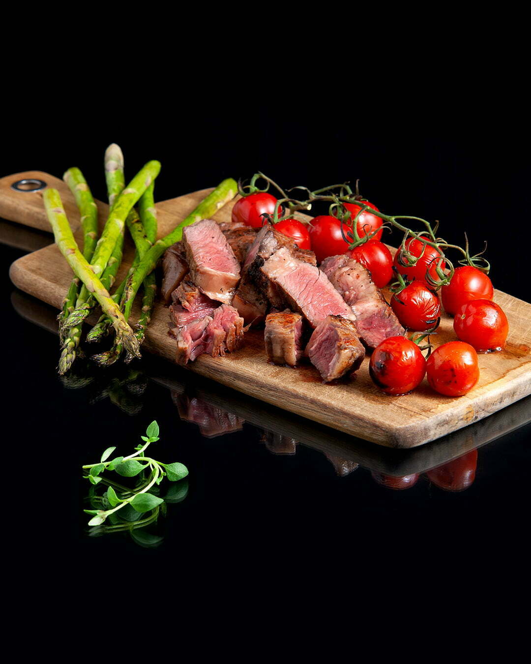 Entrecote från Köttbutiken på grillad och uppskuren på skärbräda