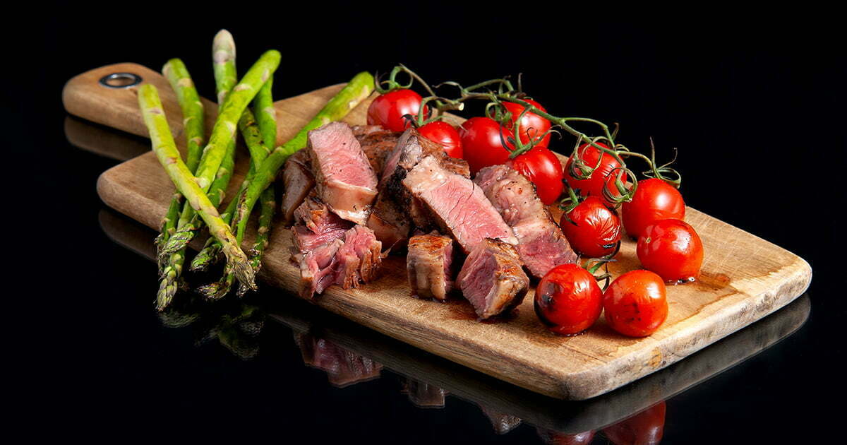 Entrecote från Köttbutiken på grillad och uppskuren på skärbräda