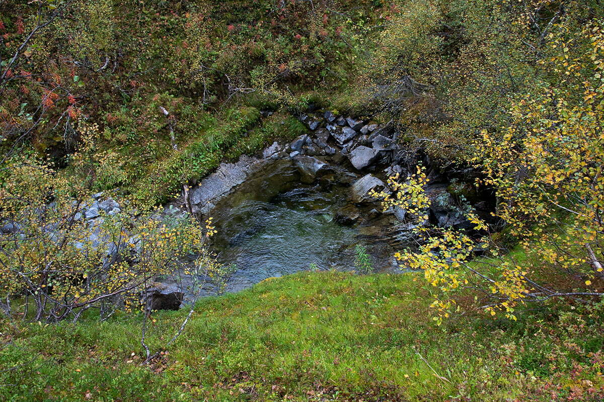 En av Bjurälvens kokande källor och dolin