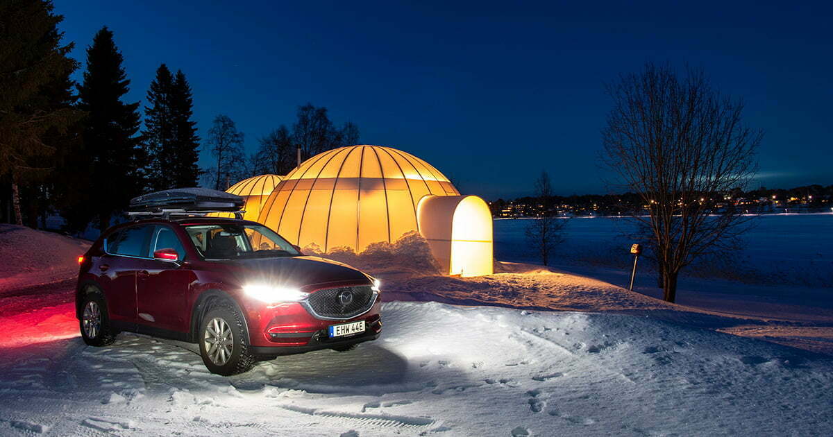 Mazda framför Ice and light village i Kalix