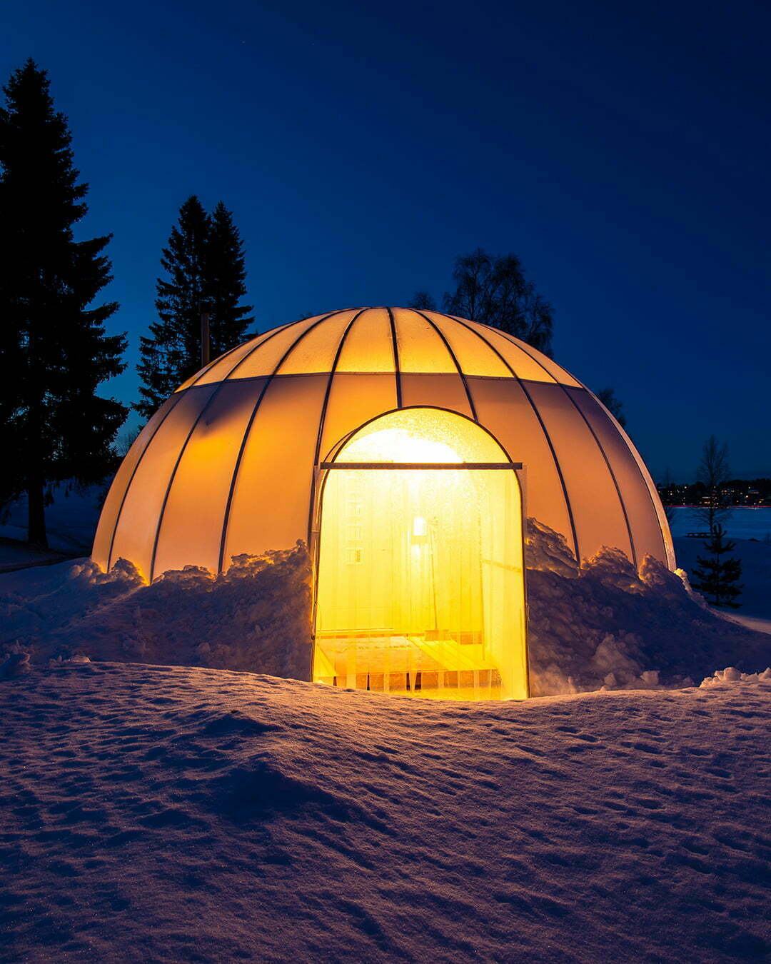 Skymning över Igloon på Ice and light village i Kalix