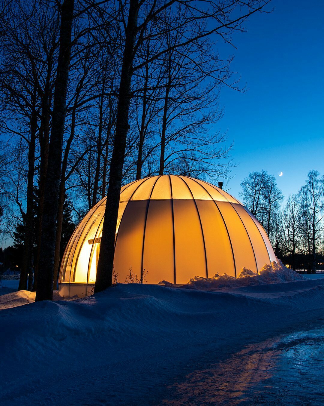 Skymning över Ice and light village i Kalix