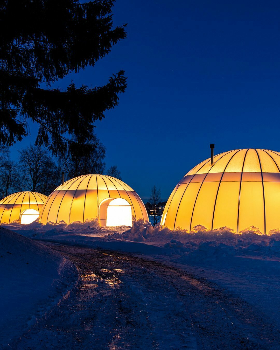Skymning över Ice and light village i Kalix