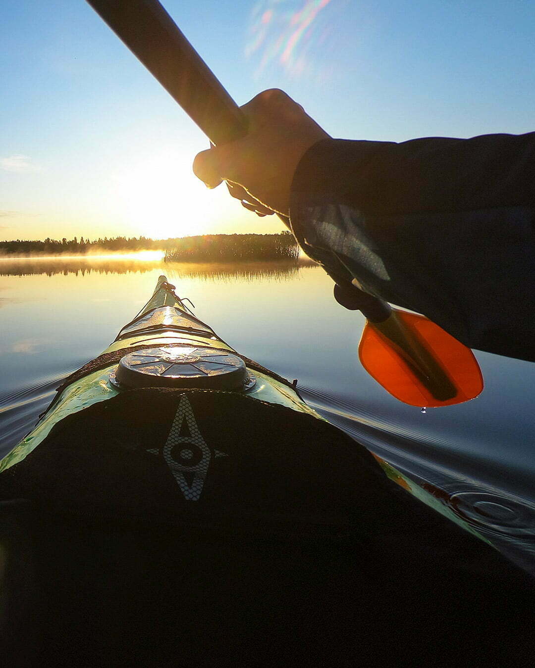 Kajakpaddling i gryning med en grön prijon marlin kajak