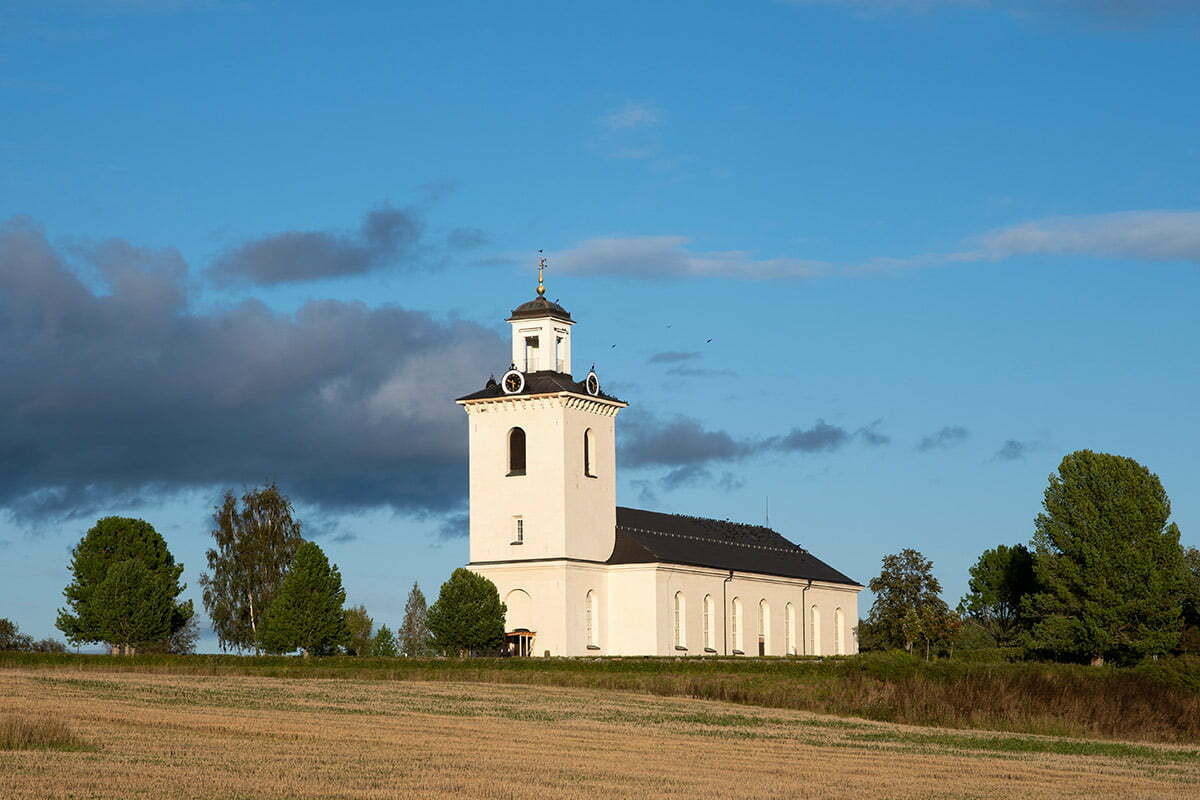 Kyrka på landsbyggden i Höga Kusten