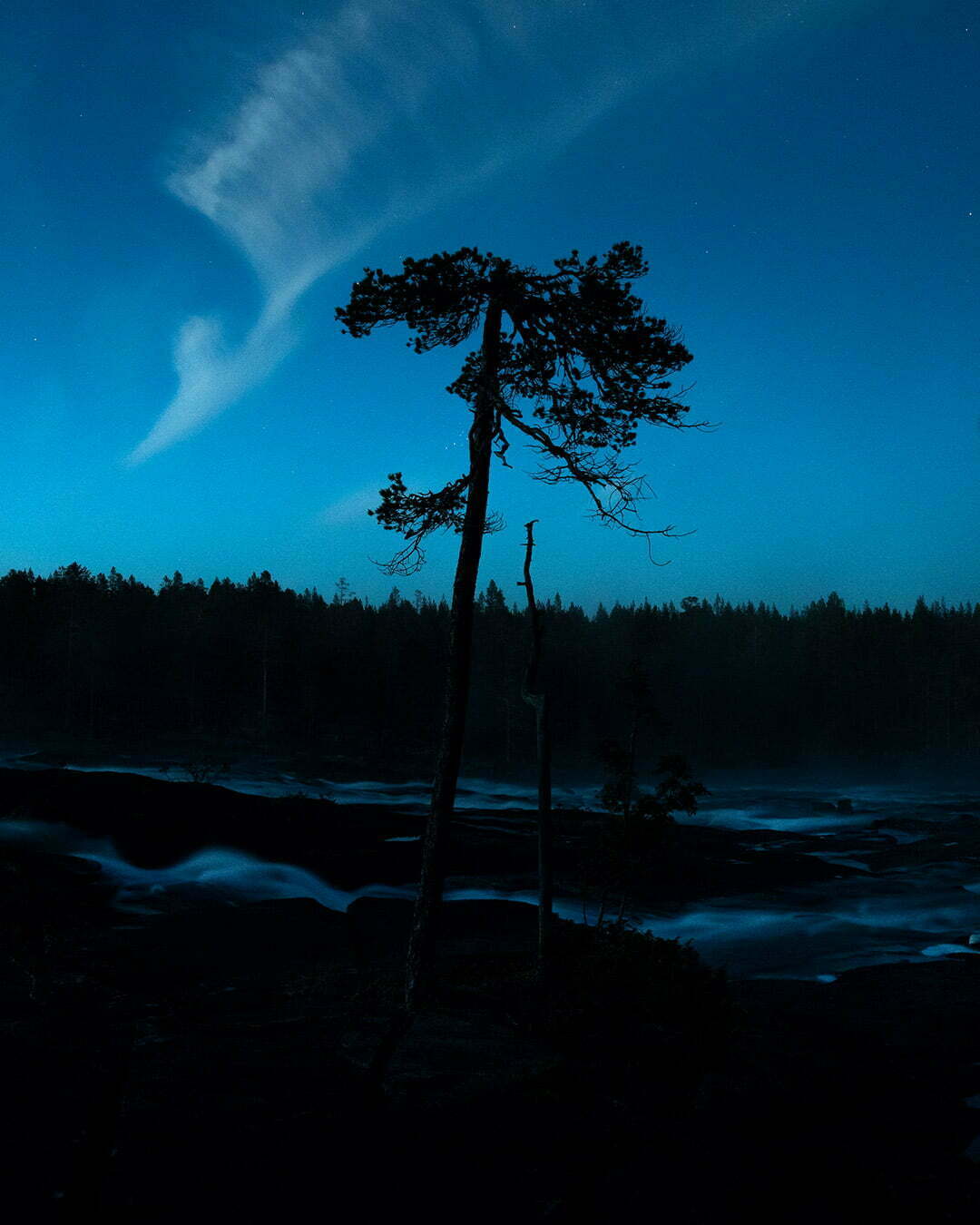 Natt vid Trollforsens tallar och strömmande vatten