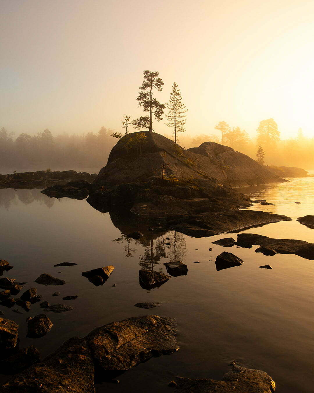 Trollforsens klippor i gryningen