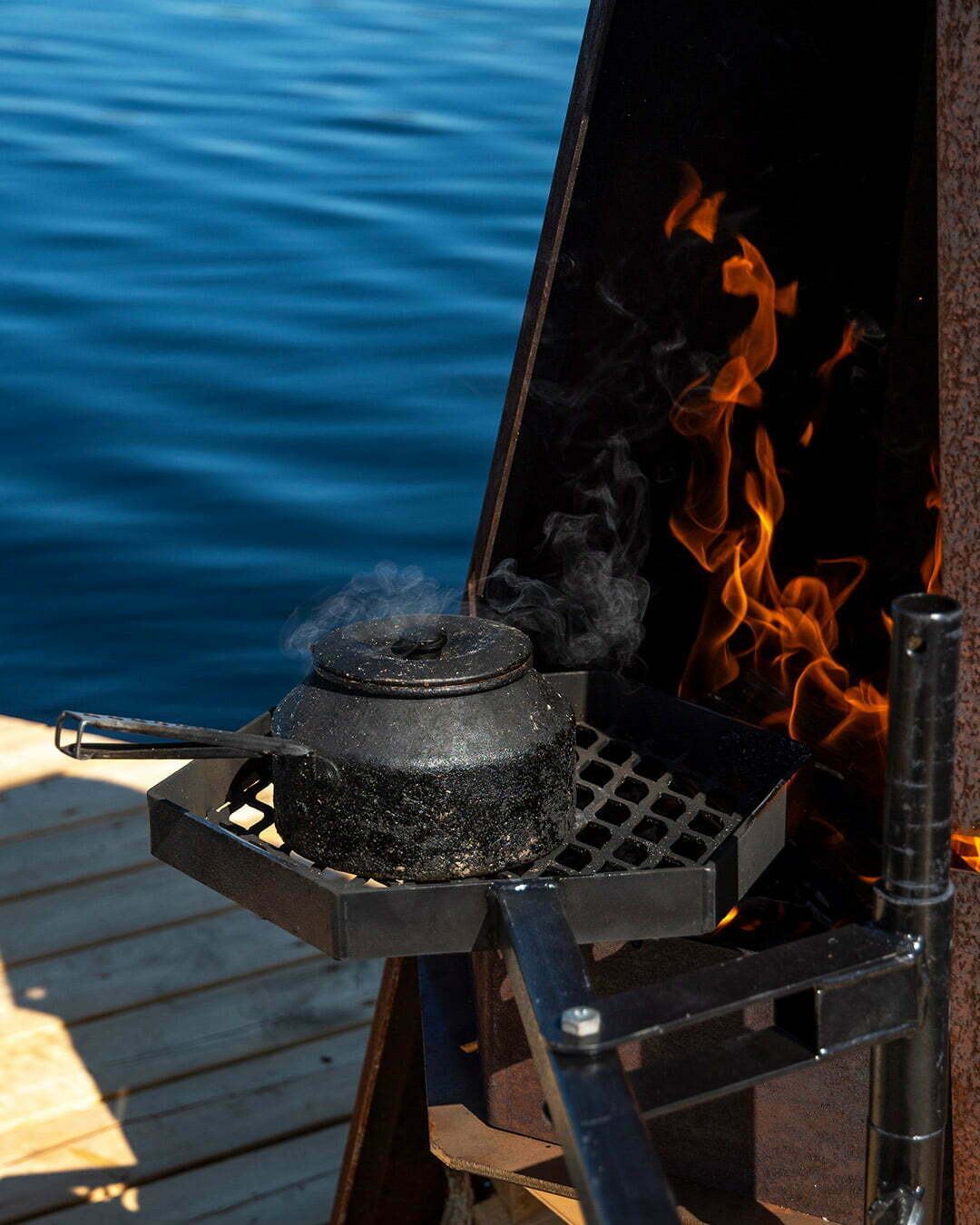 Koka kaffe över öppen eld på Midnight sun panorama boat i Jokkmokk