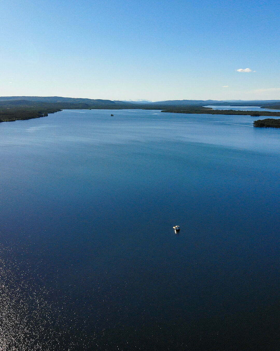 Midnightsun panorama boat i Jokkmokk med utsikt över Sarek