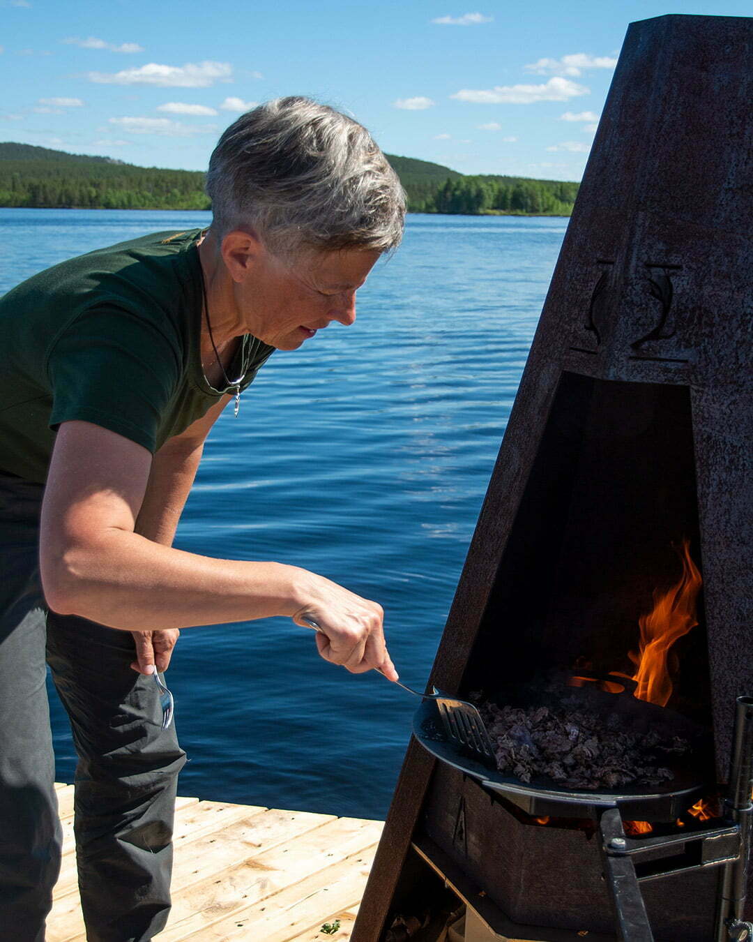 Laga souvas på muurikka över öppen eld på Luleälven