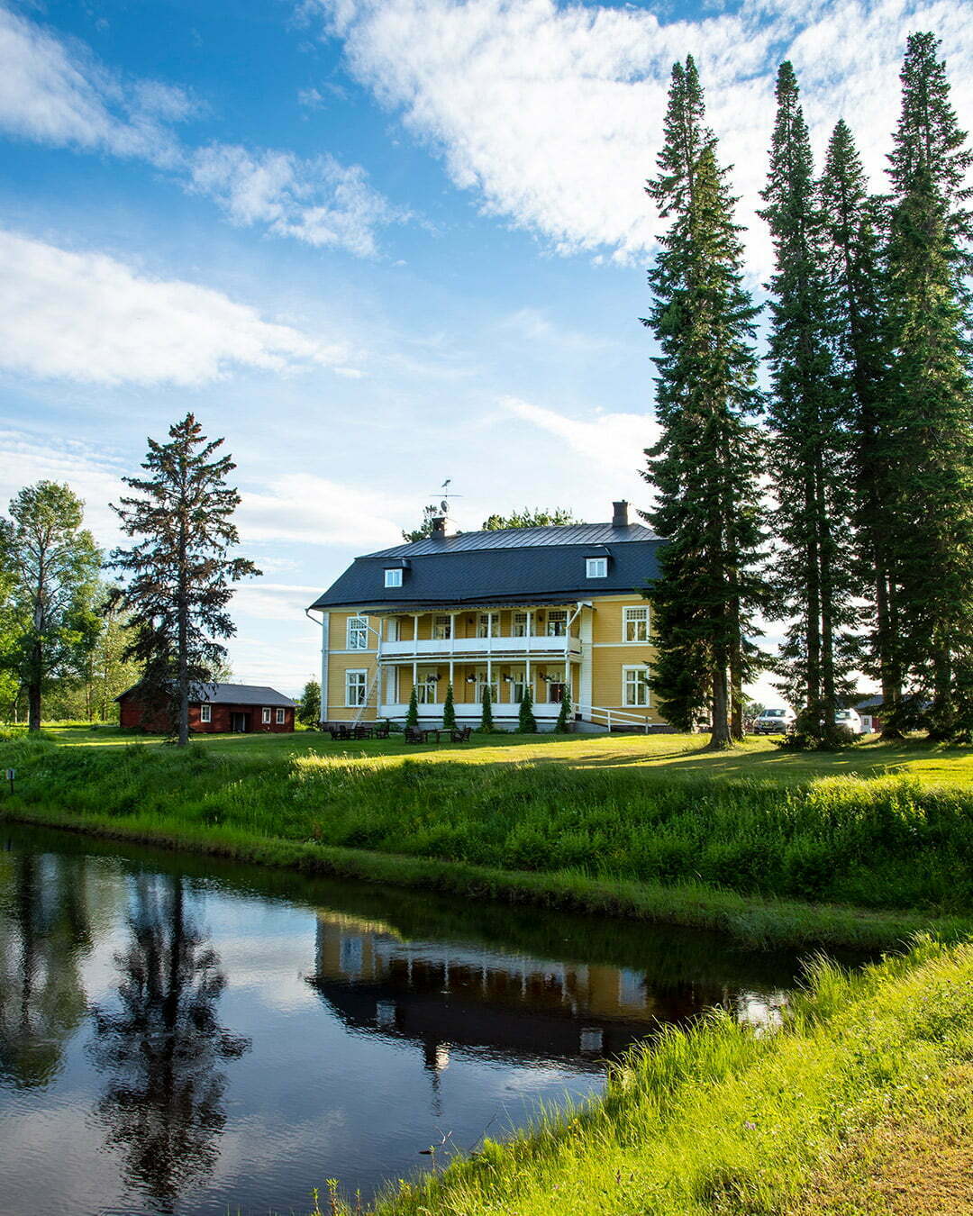 Melderstein Herrgård i Råne älvdal en sommarkväll i juni