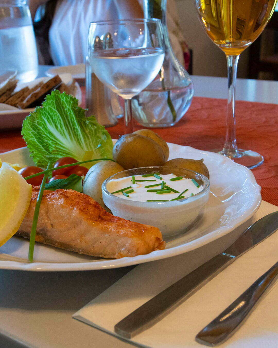 Tallrik med lax i sommarrestaurangen på Melderstein Herrgård