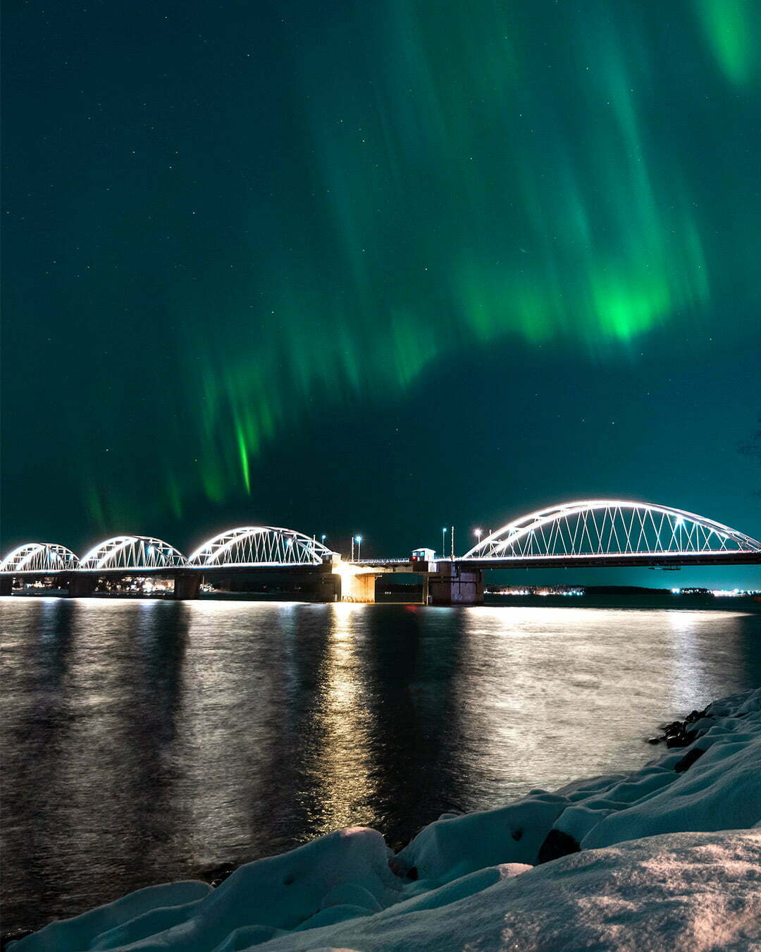 Norrsken över Bergnäsbron i Luleå med snö i förgrunden instagram bild