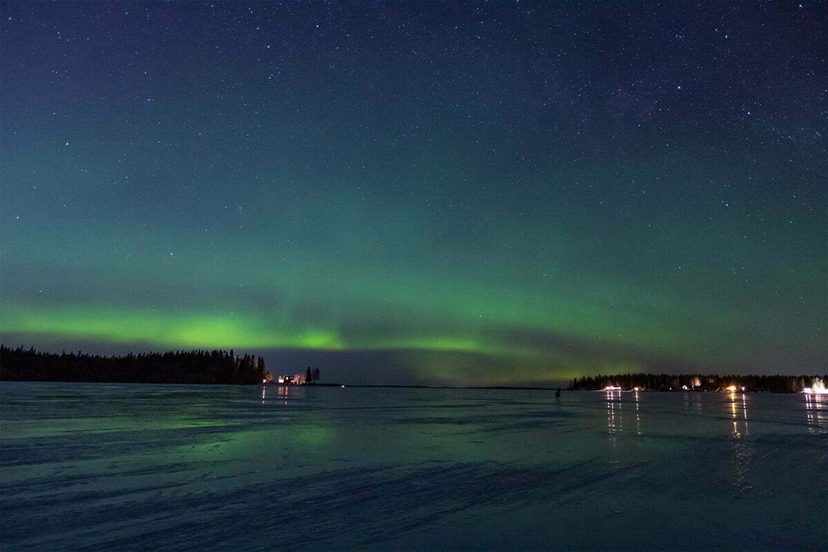 Vinter i Bottenvikens skärgård norrsken liggande bild 00125
