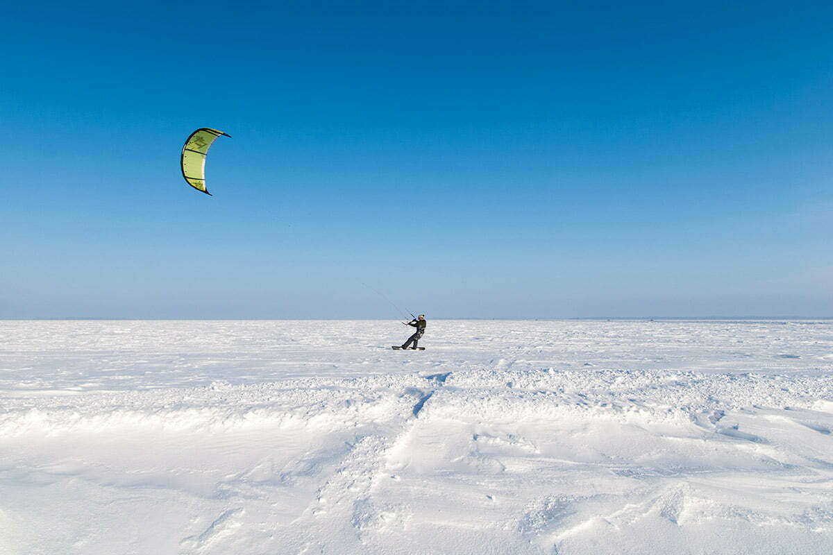Vinter i Bottenvikens skärgård-kite-surf liggande bild 00124