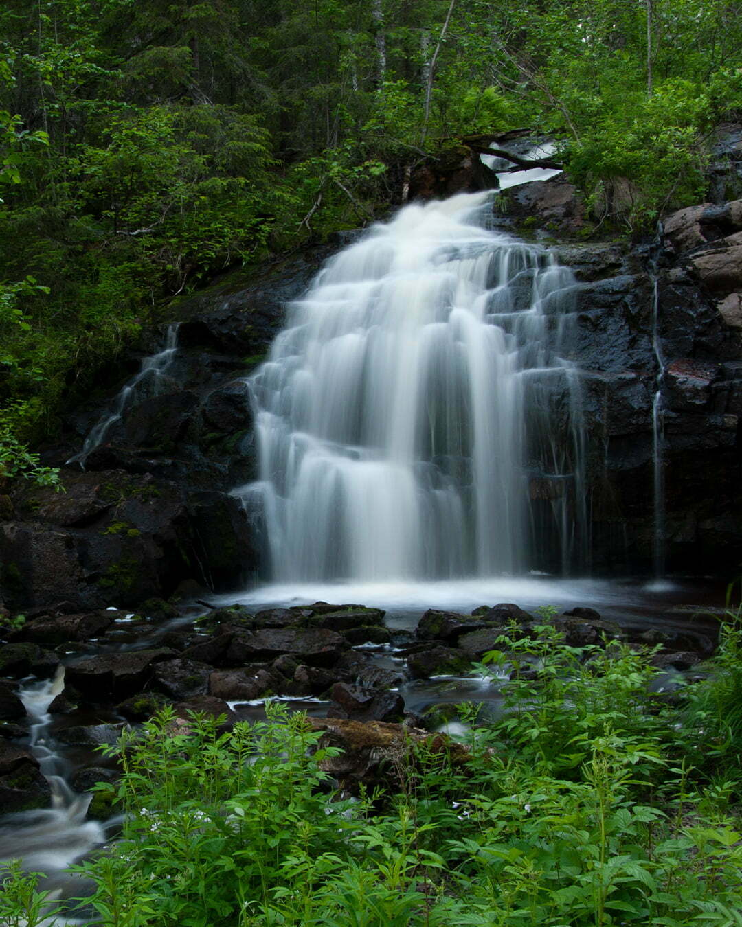 Brudslöjan vattenfall i skogen pajala 1080x1350 px