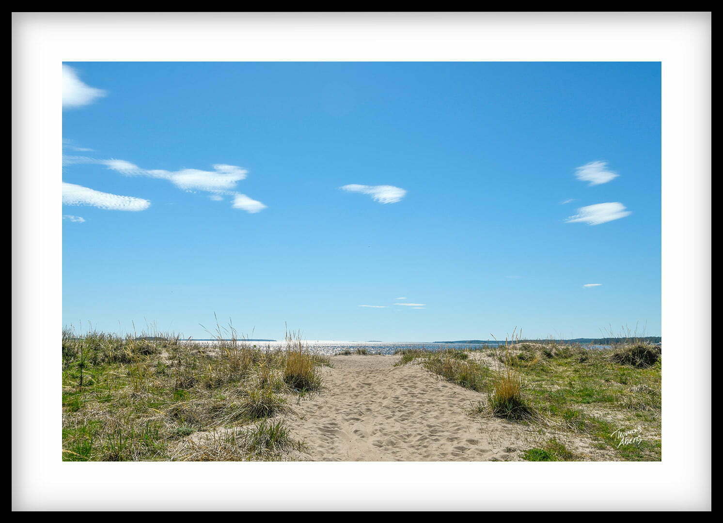 Liggande Tavla 00145 - Pite Havsbad Sandstigen ner till det glittrande havet en solig dag