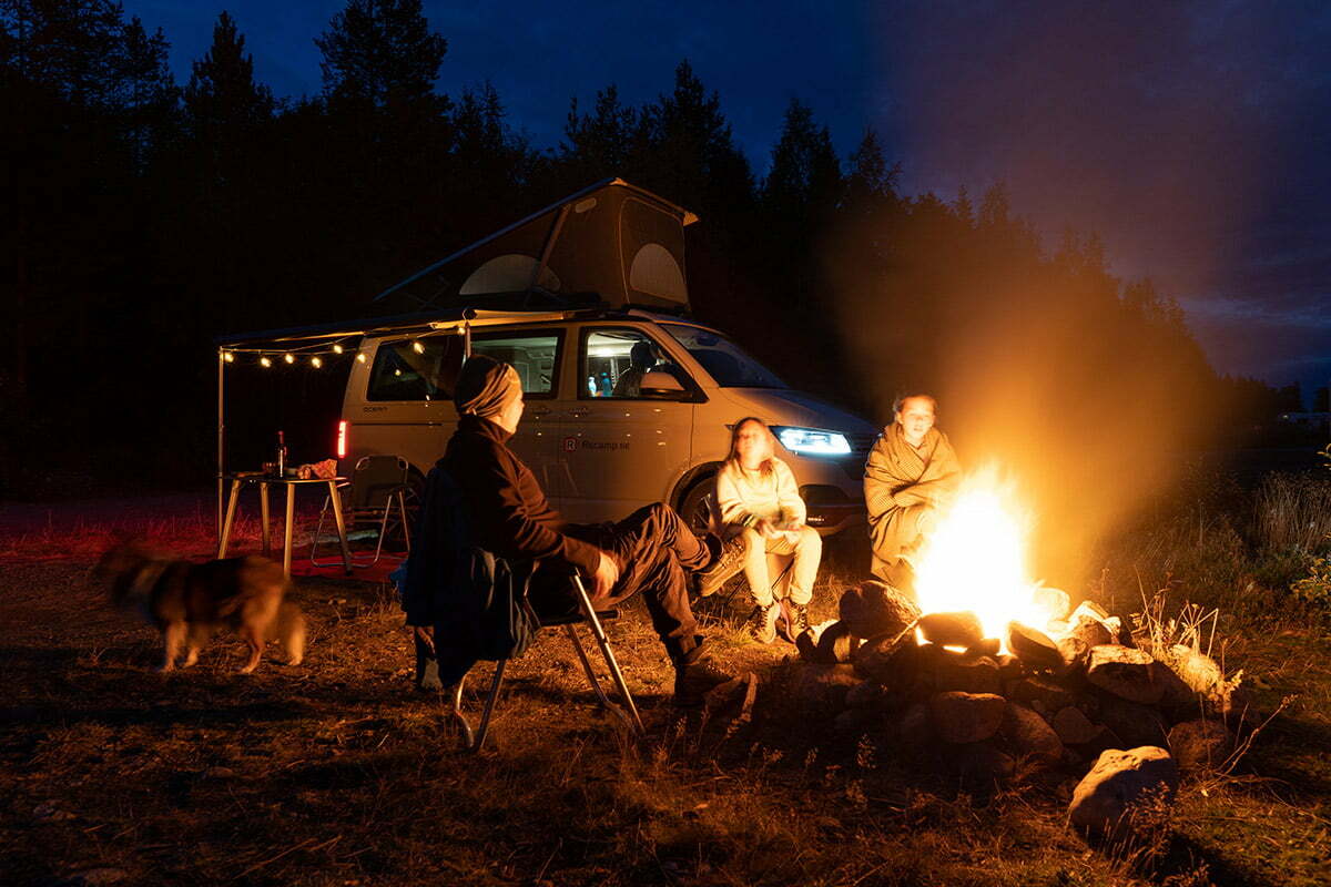VW California Ocean T6.1 Camper van bild 05 Recamp Blå timmen med lägereld storlek 1200x800
