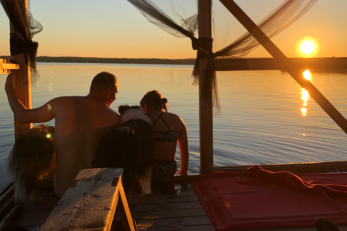 Solnedgång med familjen på bad och campingflotten norrland247