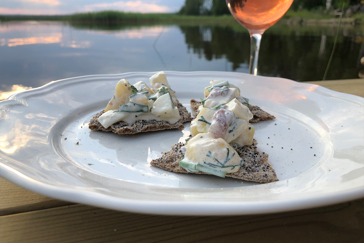 Gubbröra på hårdbröd på bad och campingflotten norrland247