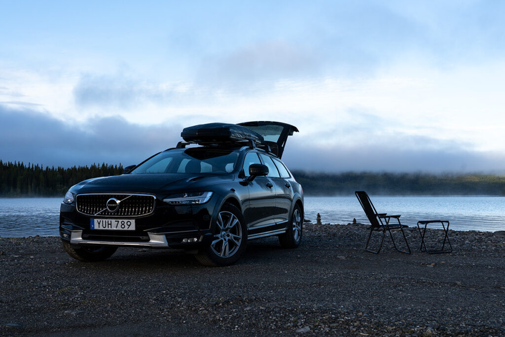 Hyr min bil - Volvo V90 parkerad vid stranden högt uppe på fjällen.
