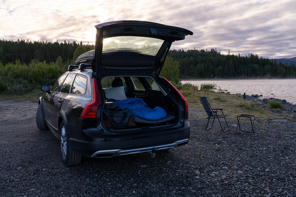 Svart Volvo V90 Cross Country Camping Jormsjön Vildmarksvägen
