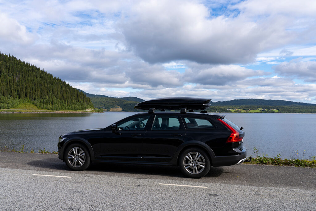 Svart Volvo V90 Cross Country Stora Blåsjön Vildmarksvägen