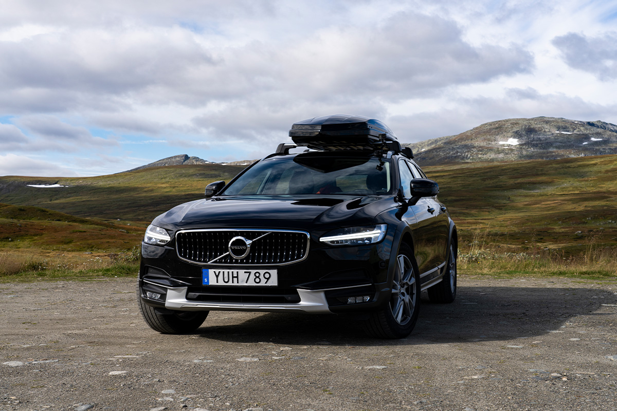 Svart Volvo V90 Cross Country camping efter Vildmarksvägen