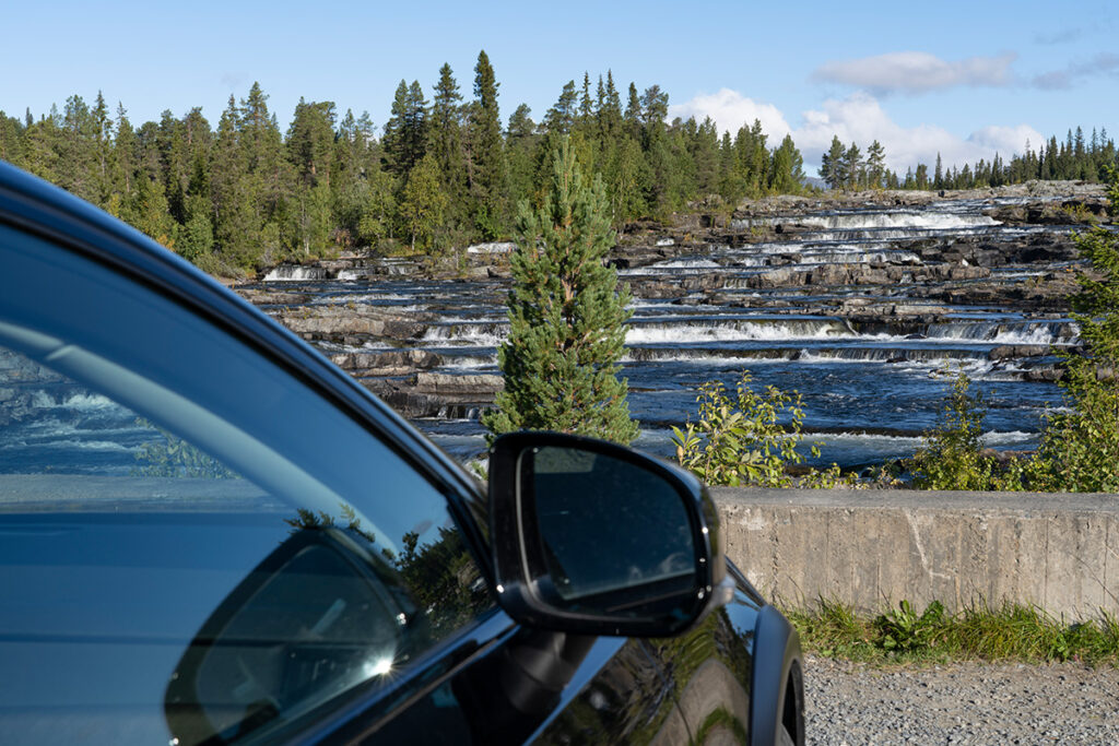 Svart Volvo V90 Cross Country vid Trappstegsforsen Vildmarksvägen