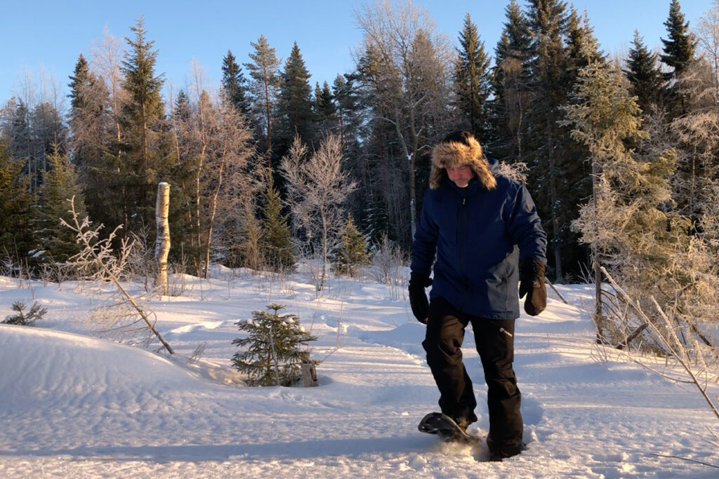 Snöskovandring en vinterdag i lössnö