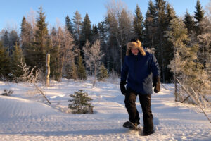 Snöskovandring en vinterdag i lössnö