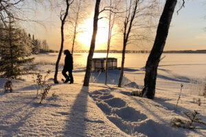 Snöskovandring en solig vinterdag i skärgården